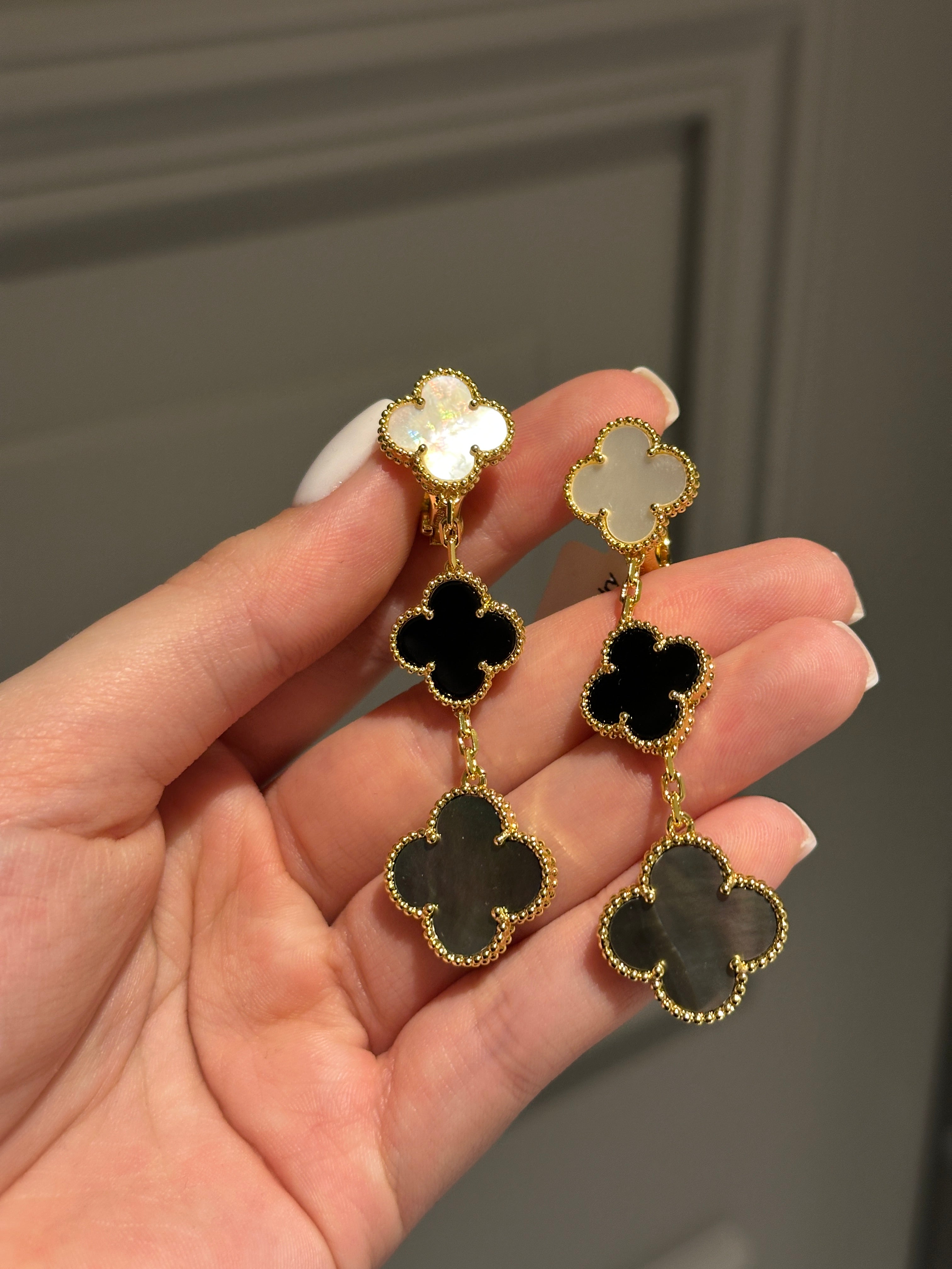 Earrings with english lock