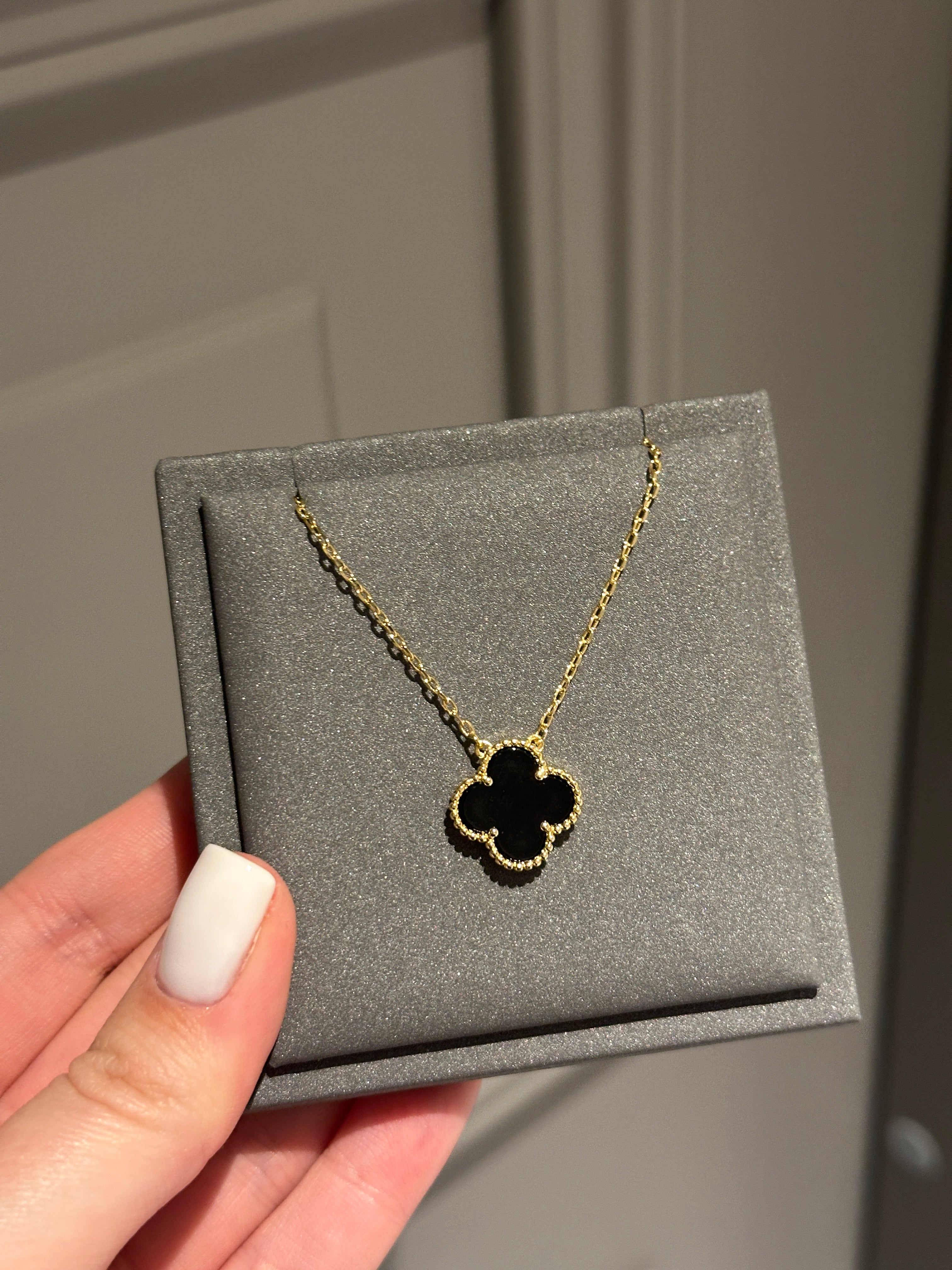 Pendant onyx yellow gold