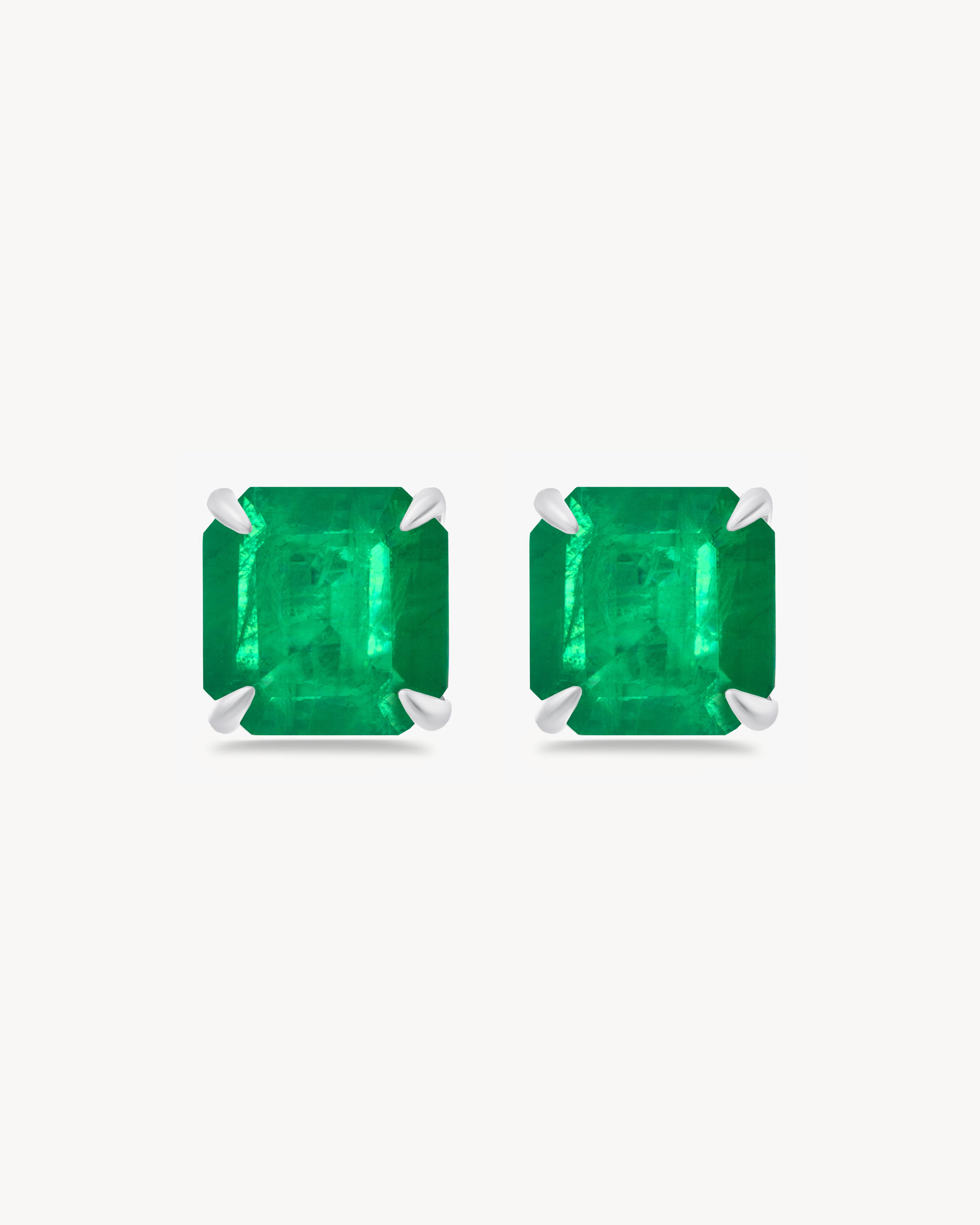 Earrings with emerald green stones