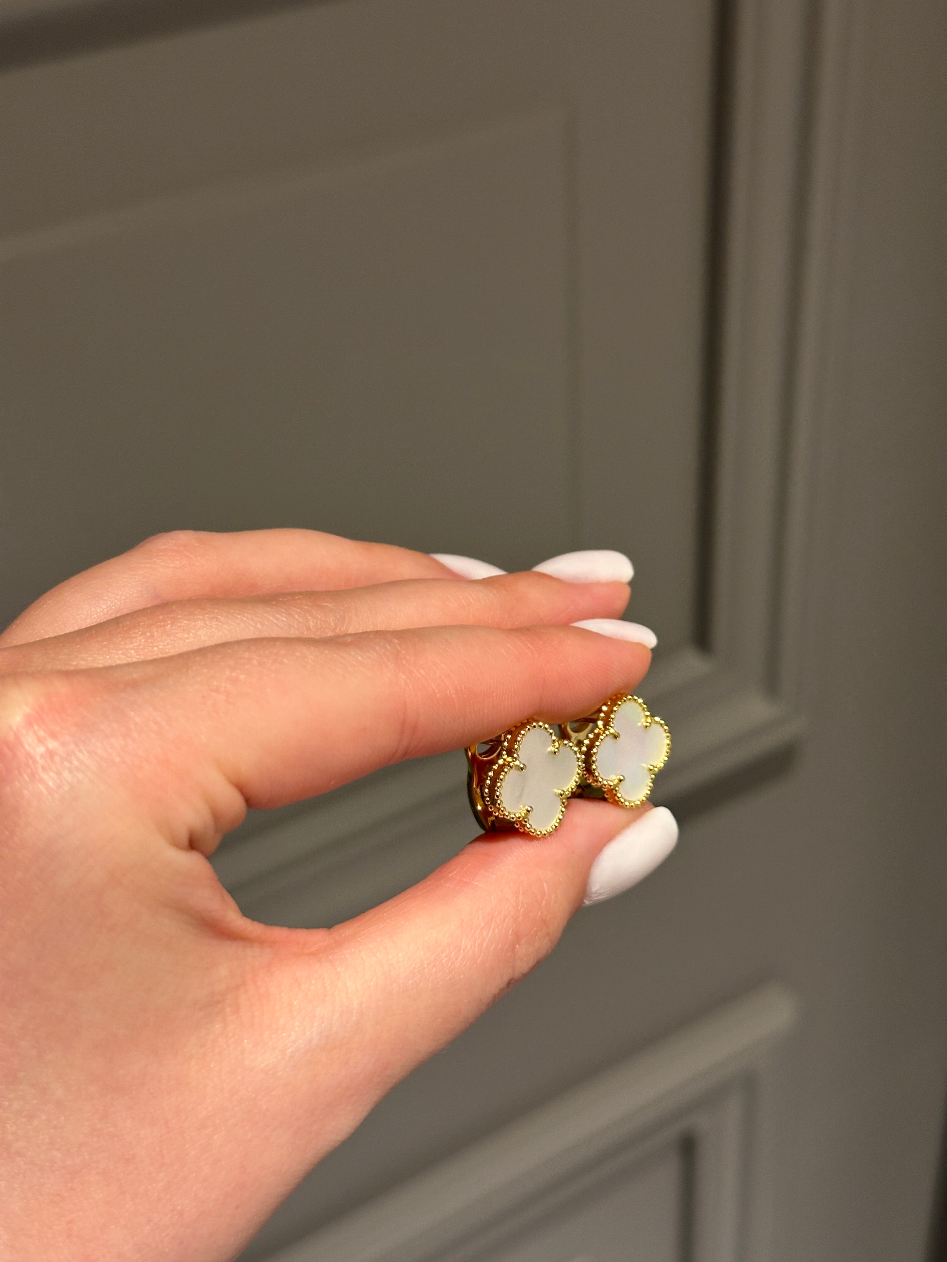 Earrings mother of pearl with english lock