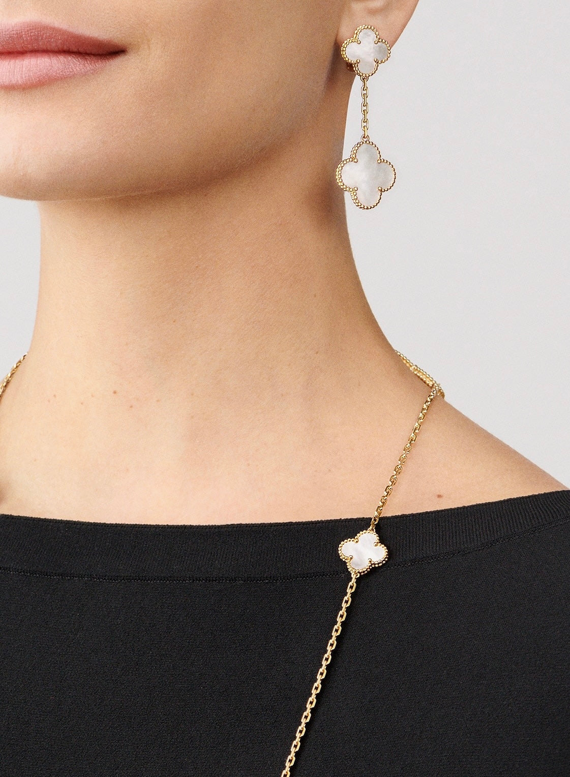 Earrings with english lock