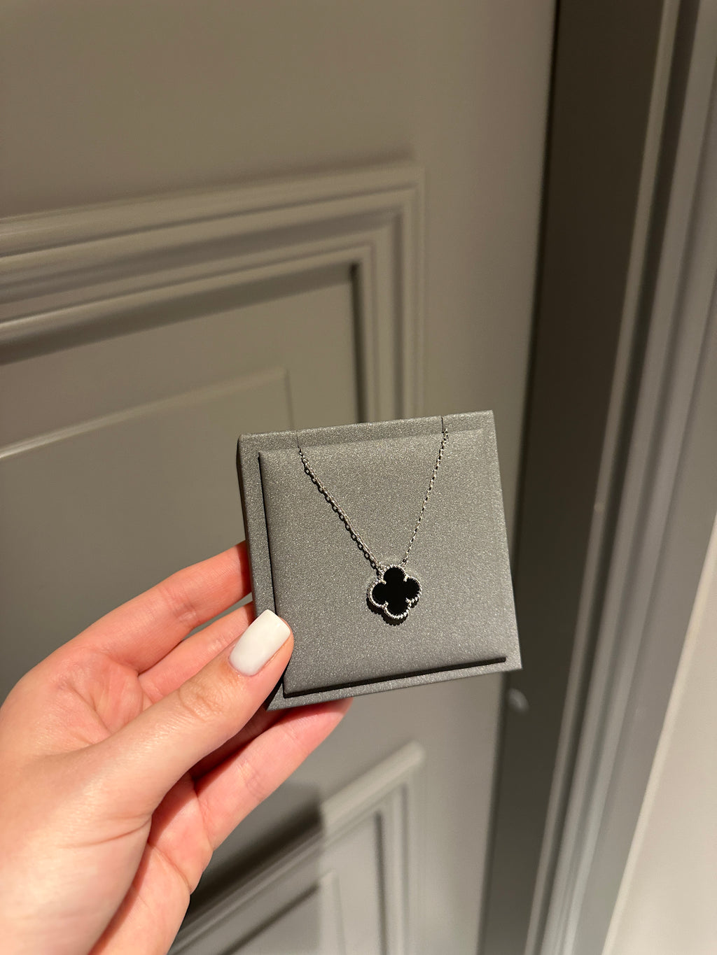 Pendant onyx white gold