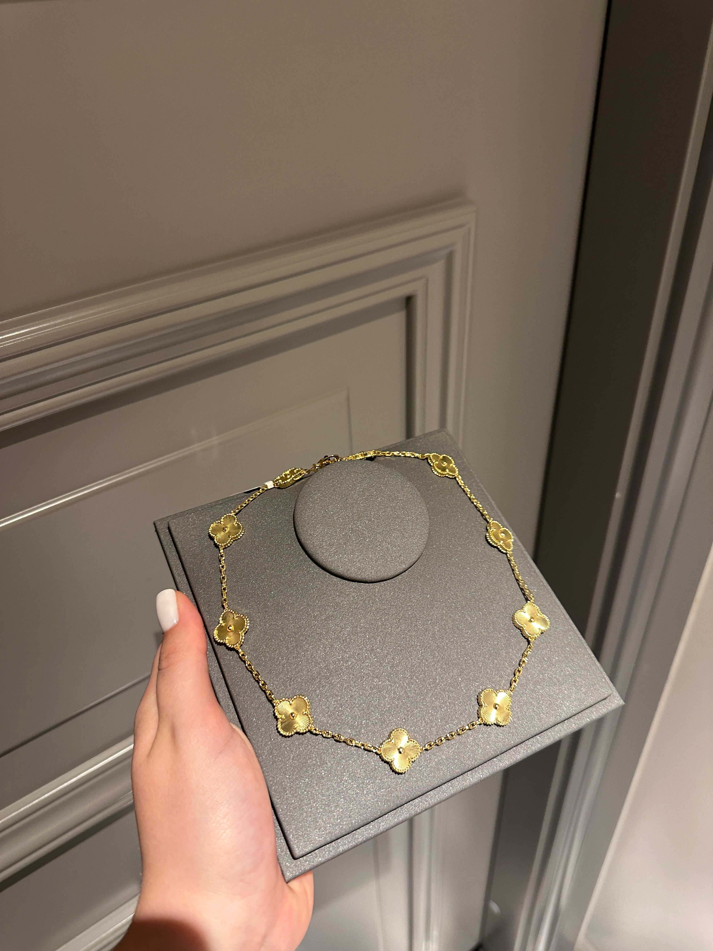 Necklace gold