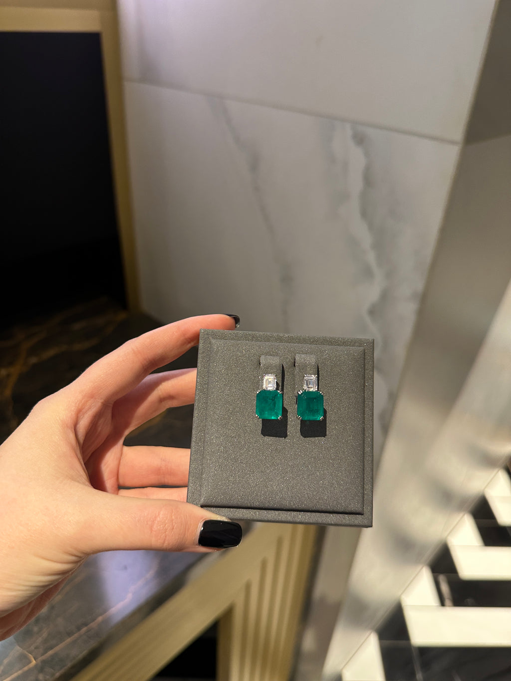 Earrings with emerald