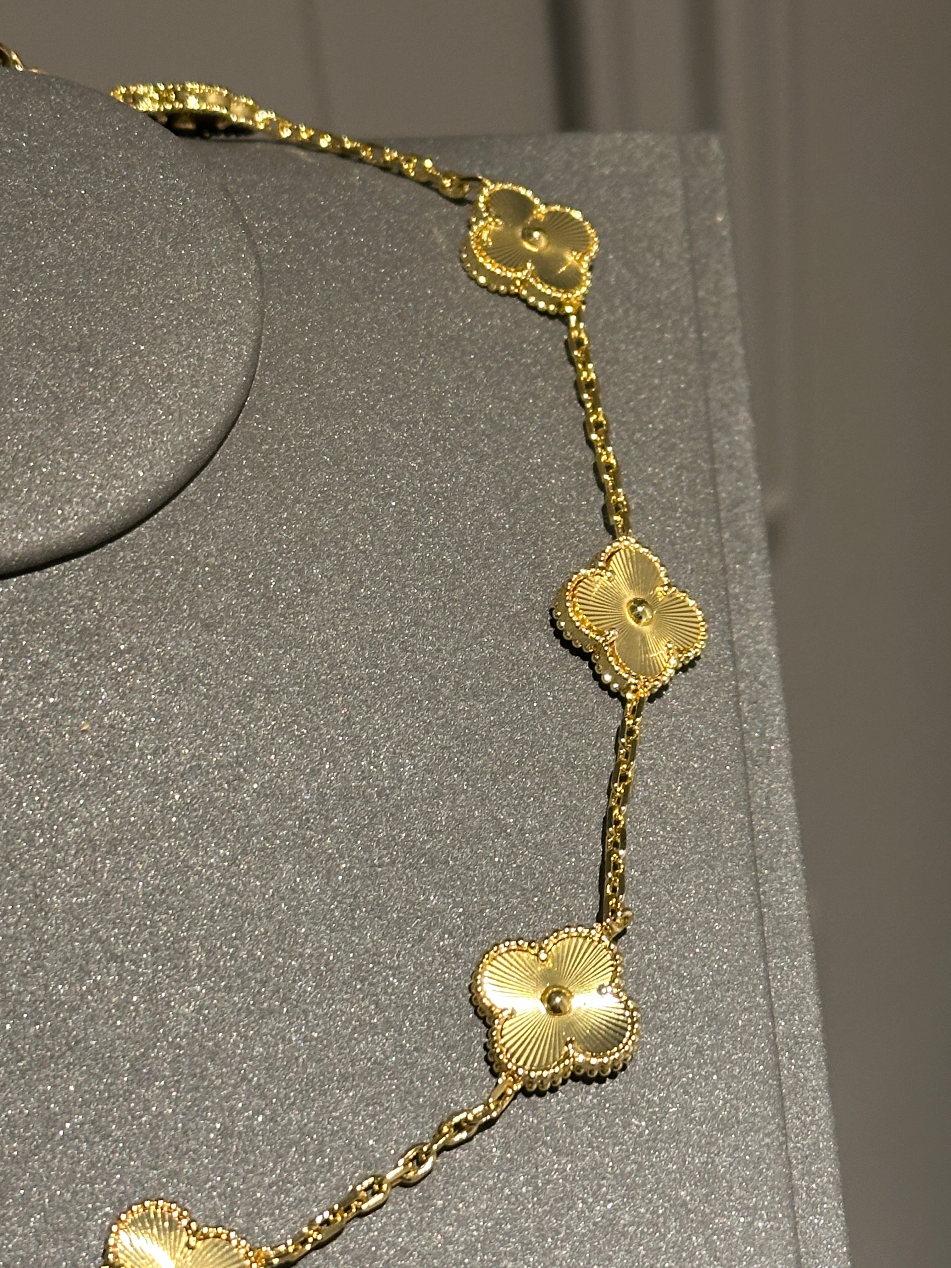 Necklace gold