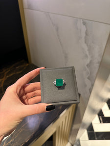 Ring with emerald