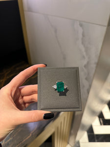 Ring with emerald