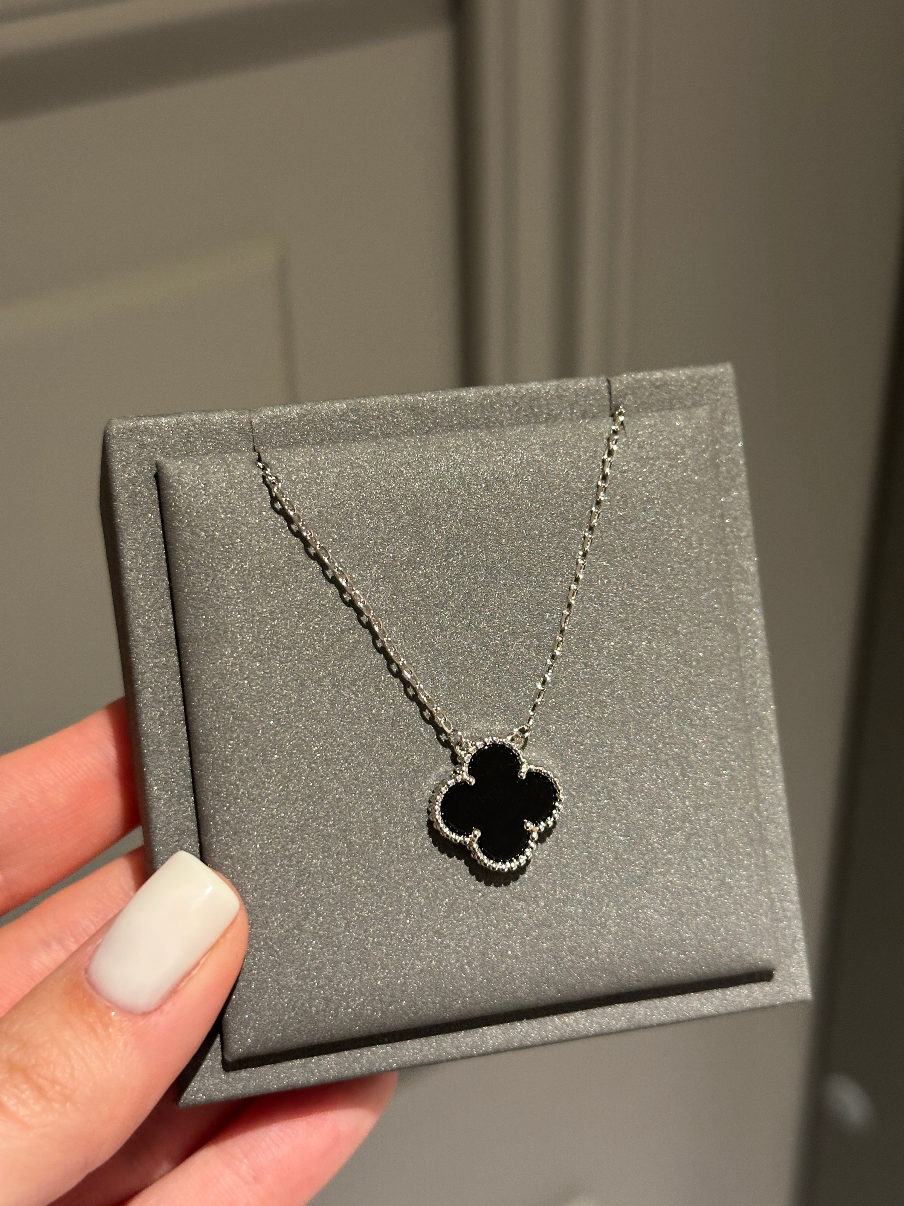 Pendant onyx white gold