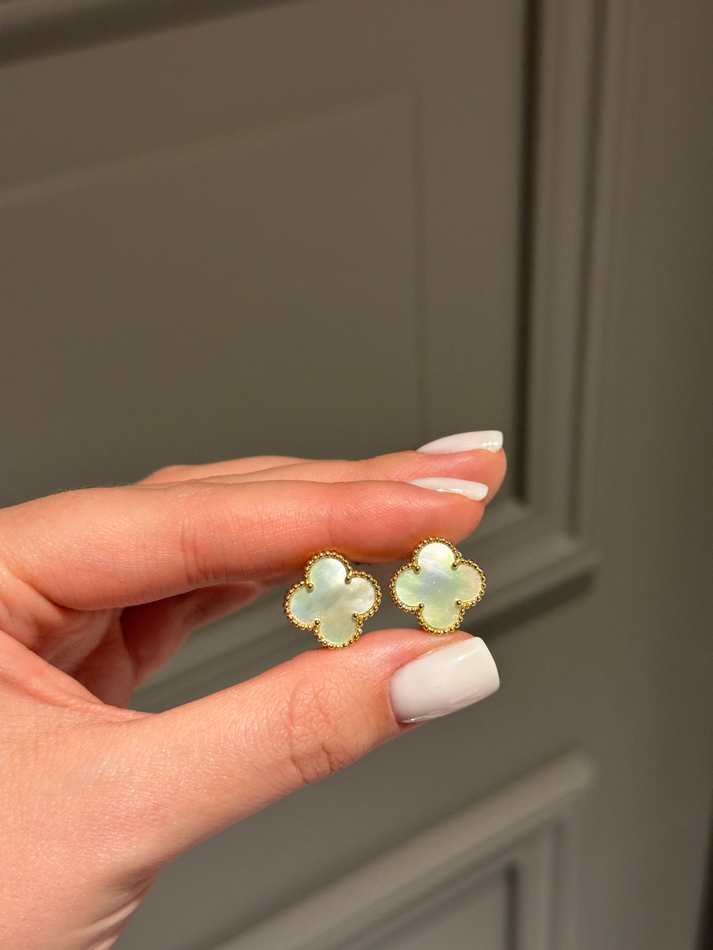 Earrings mother of pearl with english lock
